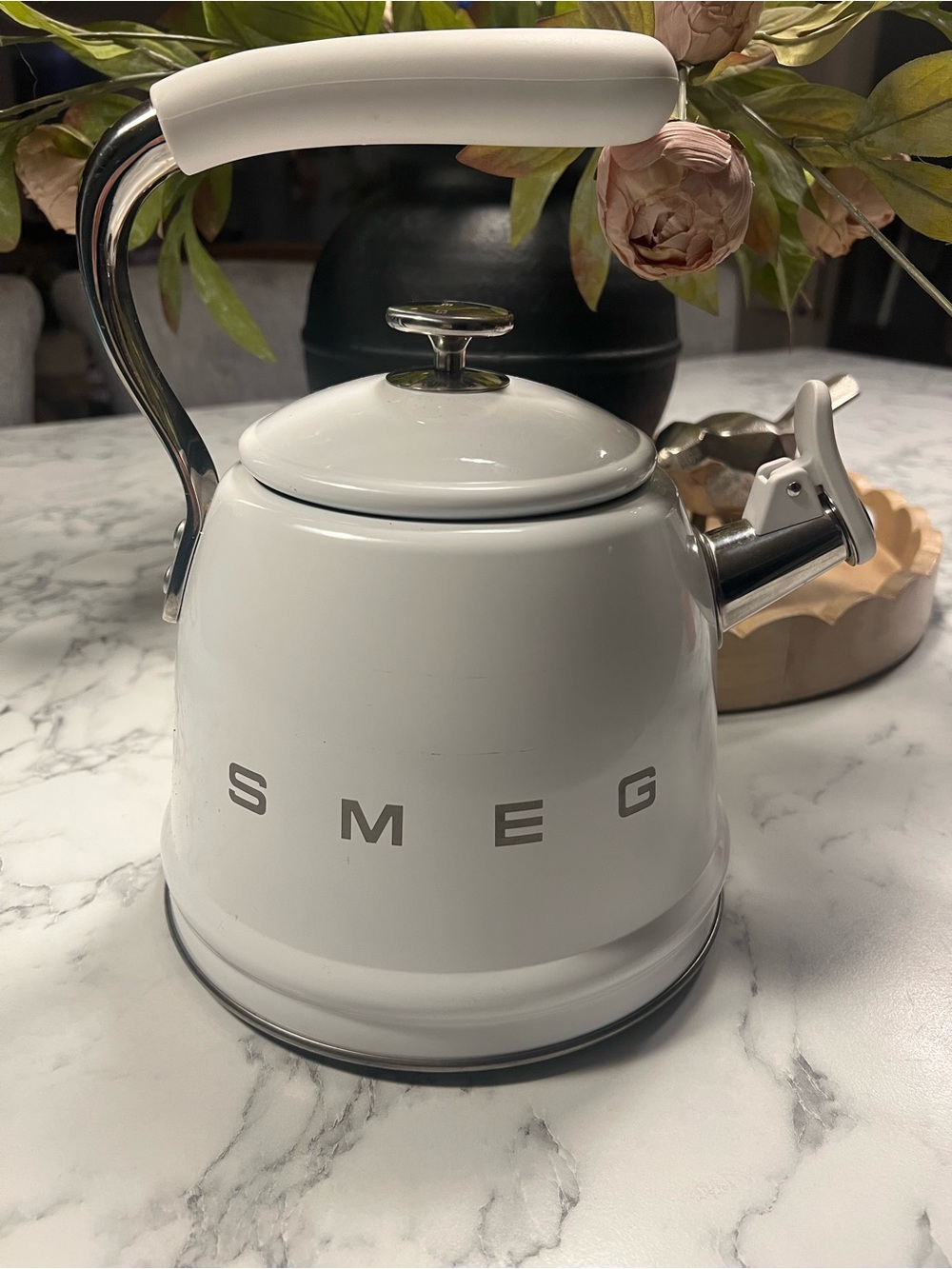 SMEG White Enamel Whistling Kettle - Retro-Style Stovetop Teakettle